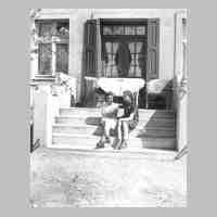 065-0047 Im Mai 1944 vor dem Wohnhaus (Gartenseite) Otto Dunkel in Moterau. Im Bild von links Ingrid Roggan und Gerda Dunkel..jpg